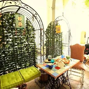 Hand Decorated House With Court Apartamento